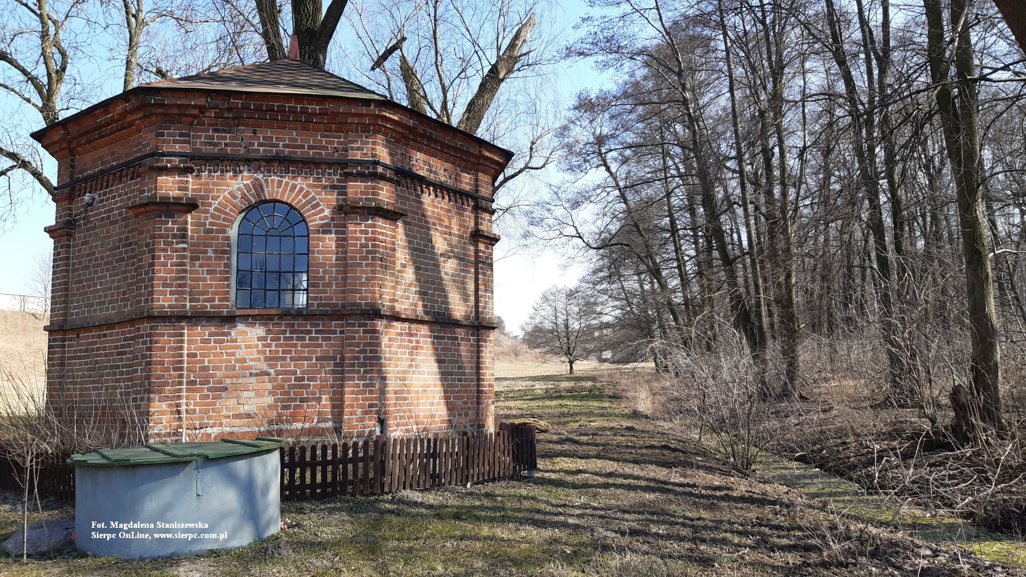 Kapliczka, zwan Studzienk lub Studziank, wybudowana w miejscu pierwszego objawienia Matki Boej. Fot. marzec 2022 r.