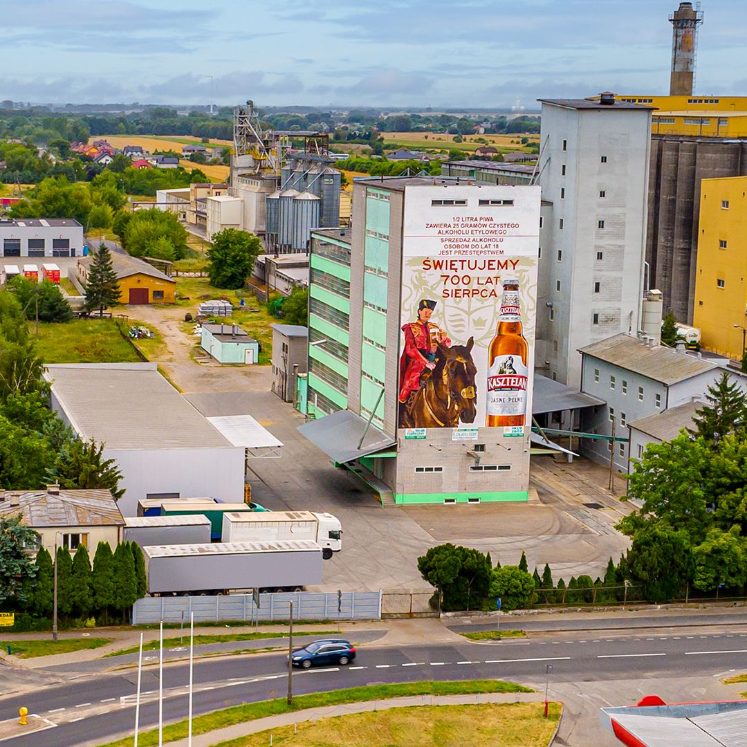 Nowy mural w Sierpcu - ma przypomina o 700-leciu lokacji i 50-leciu Browaru w Sierpcu, sierpie 2022 r.