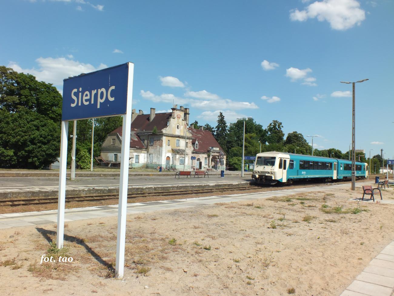 Stacja Sierpc. Widok z peronw na budynek dworca tu przed rozpoczciem robt rewitalizacyjnych,  5.06.2023 r.